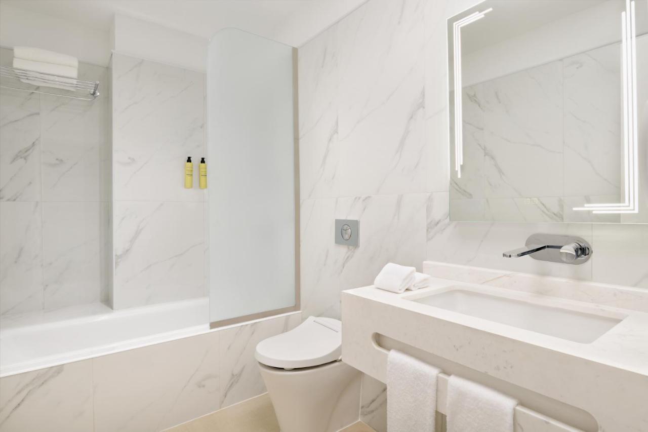 Отель Element By Westin West Bay Доха Экстерьер фото