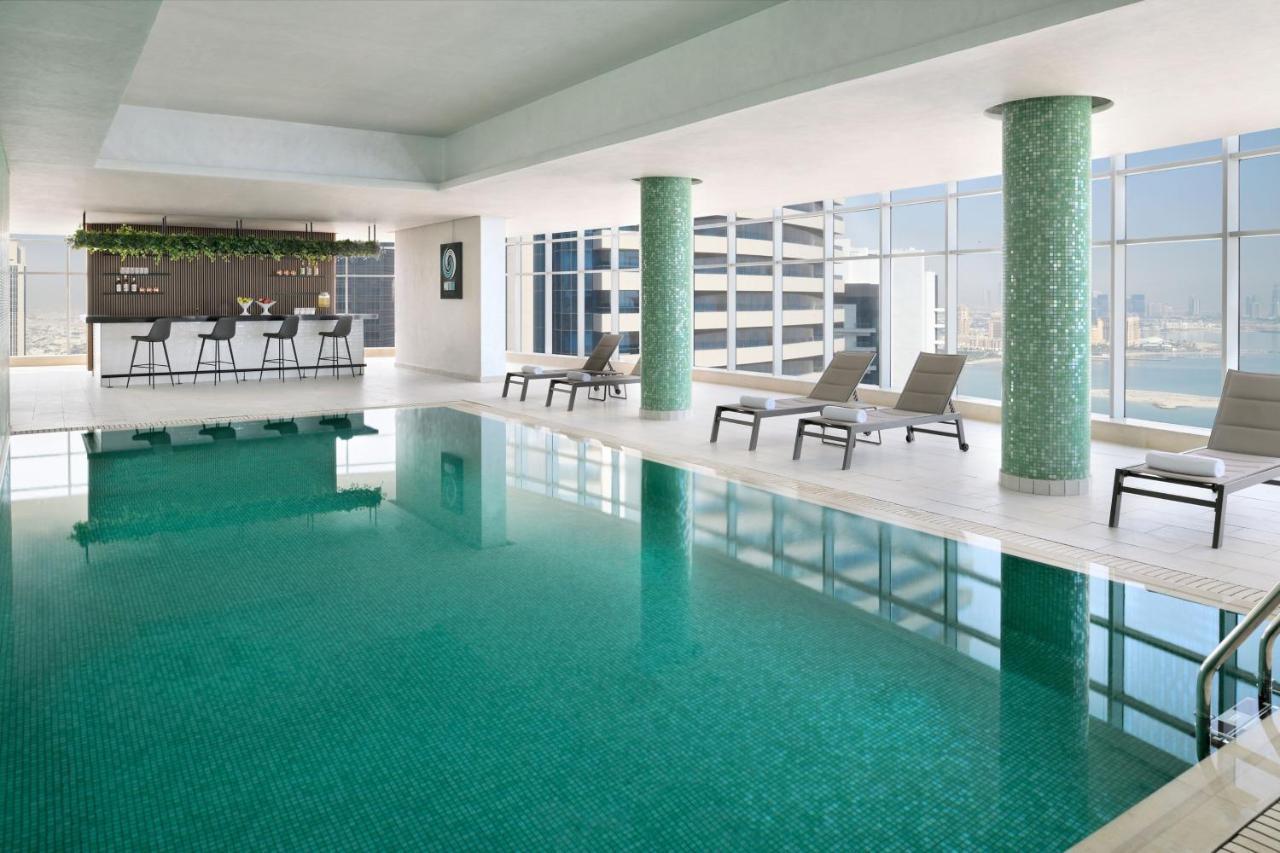 Отель Element By Westin West Bay Доха Экстерьер фото The swimming pool at the hotel