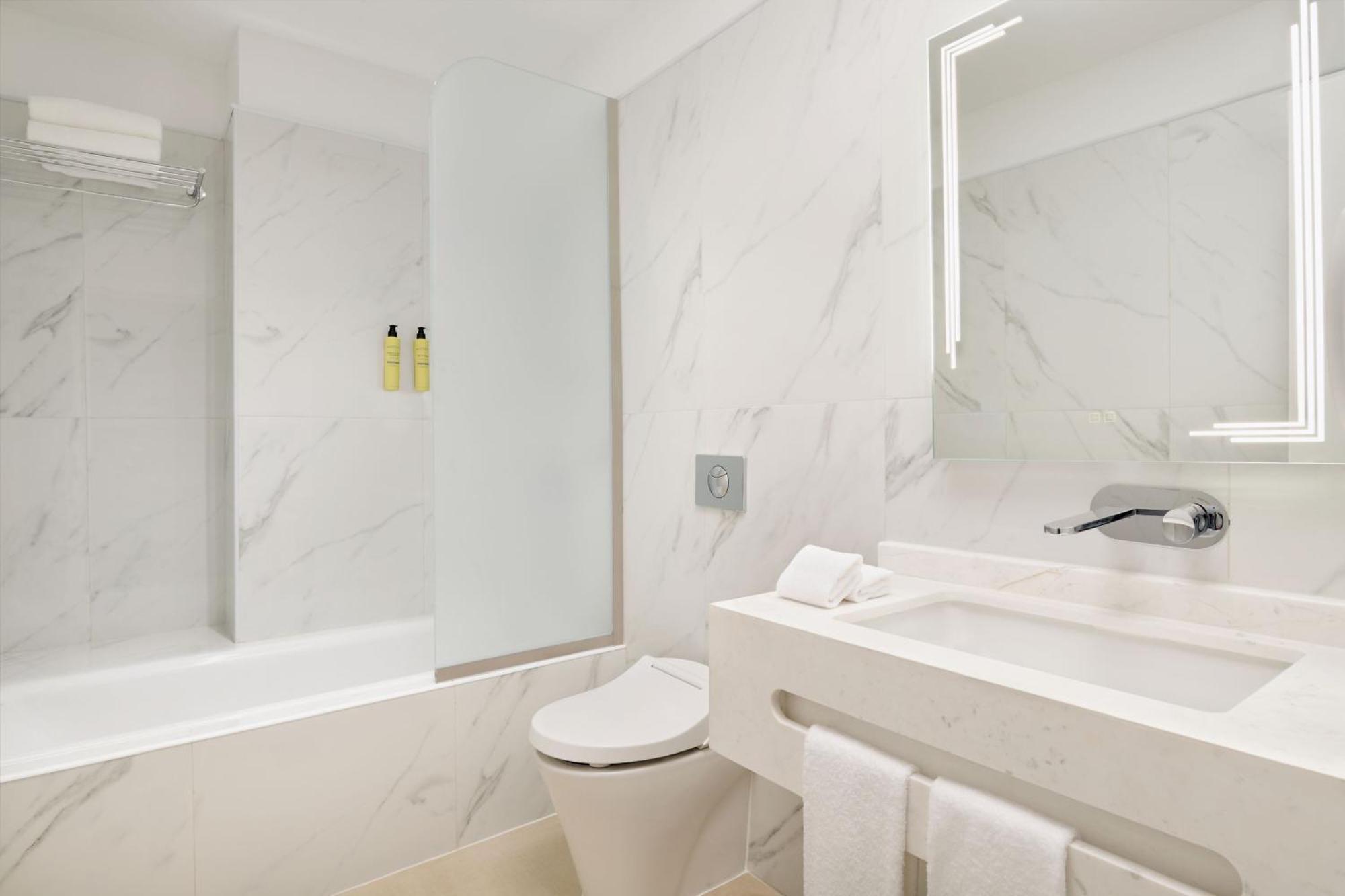 Отель Element By Westin West Bay Доха Экстерьер фото
