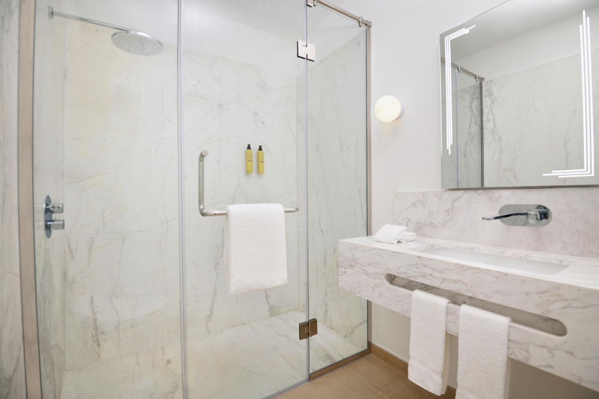 Отель Element By Westin West Bay Доха Экстерьер фото