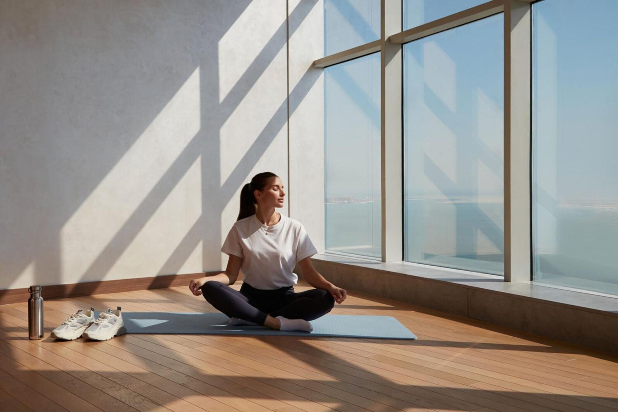 Отель Element By Westin West Bay Доха Экстерьер фото A woman meditating