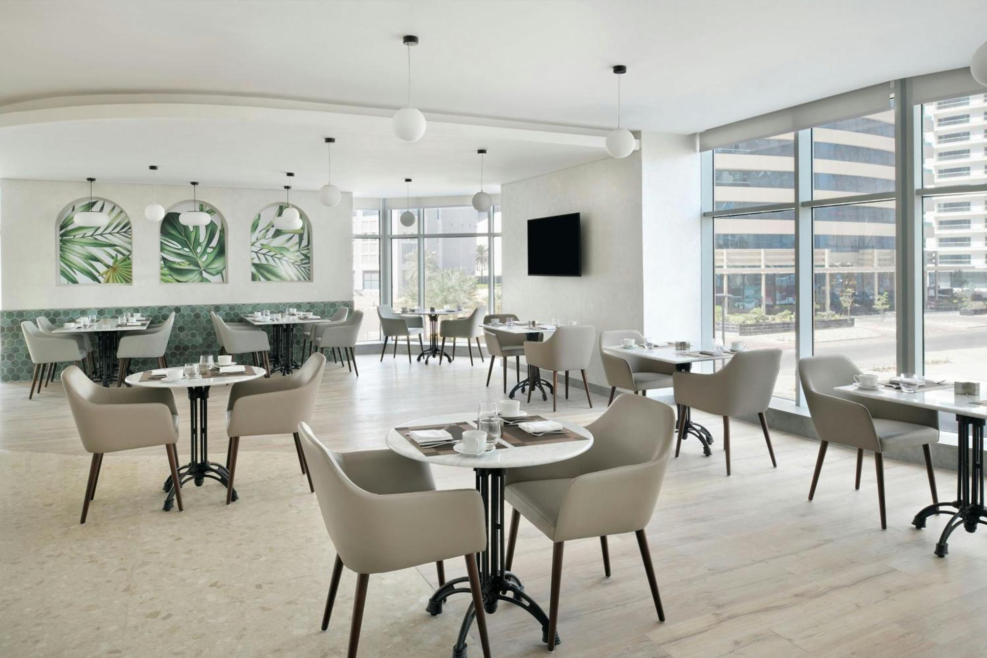 Отель Element By Westin West Bay Доха Экстерьер фото The Club at Newark Airport