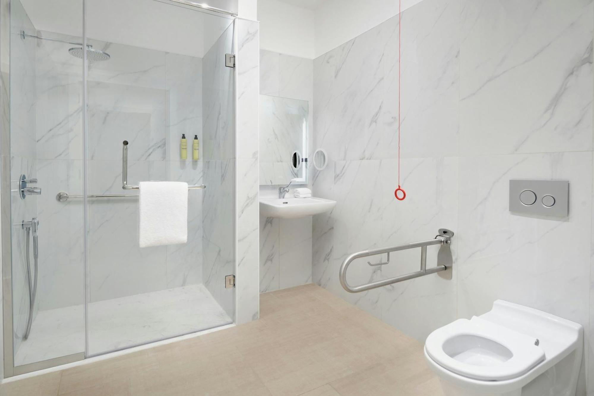 Отель Element By Westin West Bay Доха Экстерьер фото A wet room